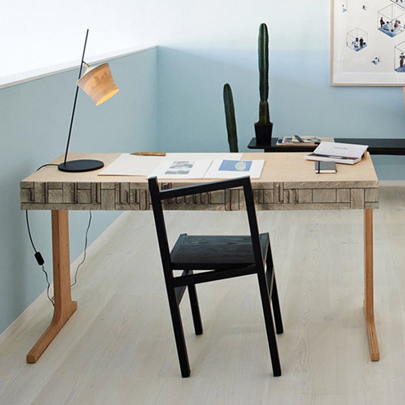 Moderne eenvoudige zijstoel houten basis aan de kant van de kant van de basis voor eetkamer