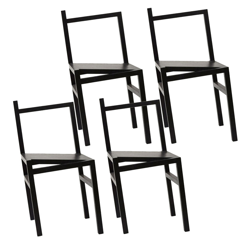 Moderne eenvoudige zijstoel houten basis aan de kant van de kant van de basis voor eetkamer