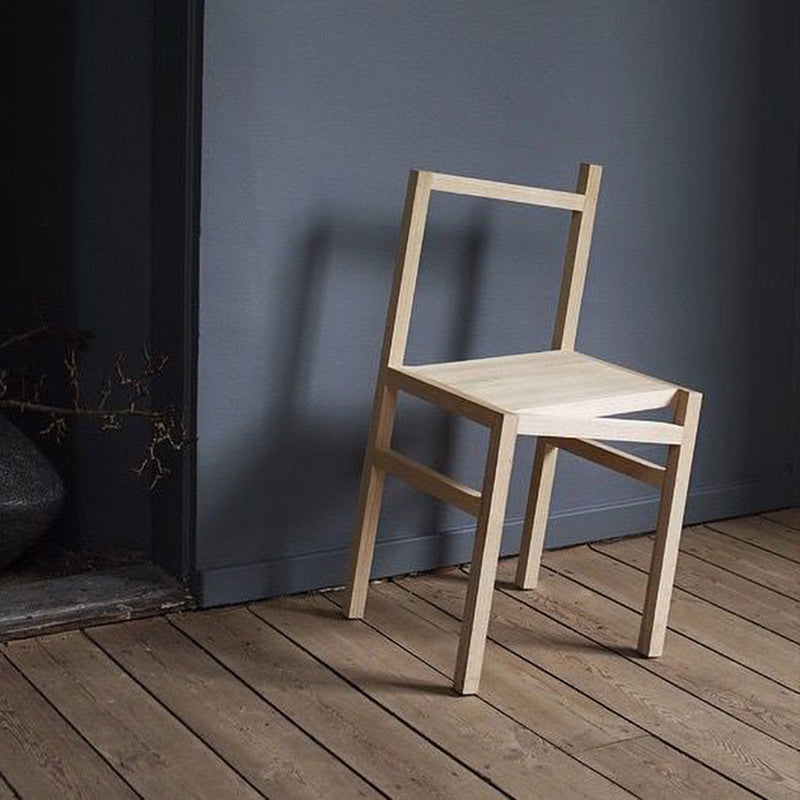 Moderne eenvoudige zijstoel houten basis aan de kant van de kant van de basis voor eetkamer