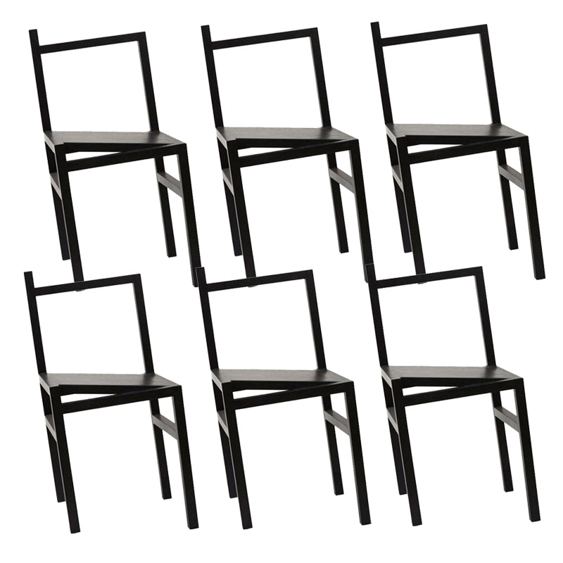 Moderne eenvoudige zijstoel houten basis aan de kant van de kant van de basis voor eetkamer