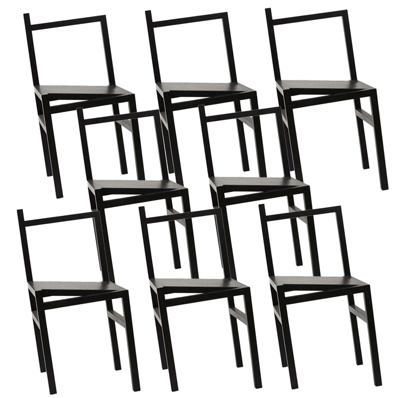 Moderne eenvoudige zijstoel houten basis aan de kant van de kant van de basis voor eetkamer