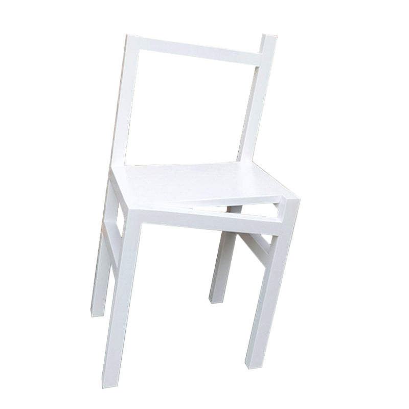 Moderne eenvoudige zijstoel houten basis aan de kant van de kant van de basis voor eetkamer
