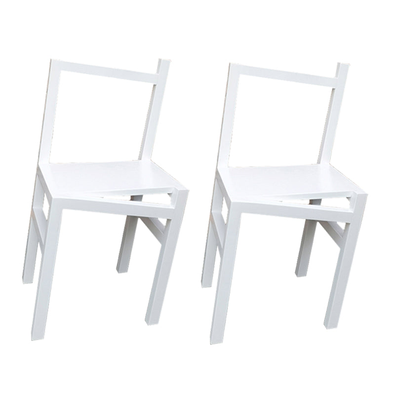 Moderne eenvoudige zijstoel houten basis aan de kant van de kant van de basis voor eetkamer