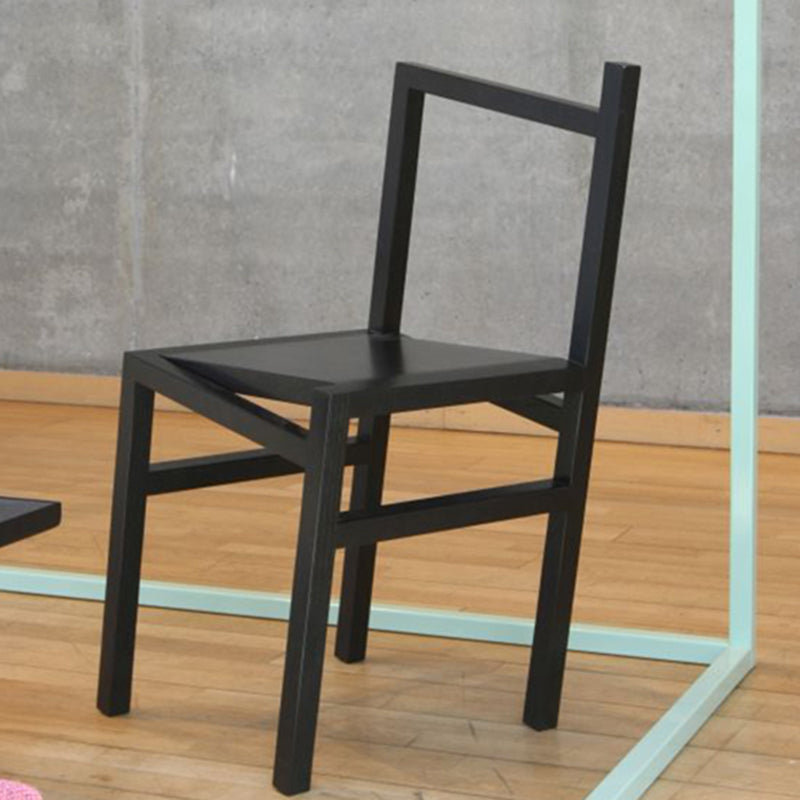 Moderne eenvoudige zijstoel houten basis aan de kant van de kant van de basis voor eetkamer