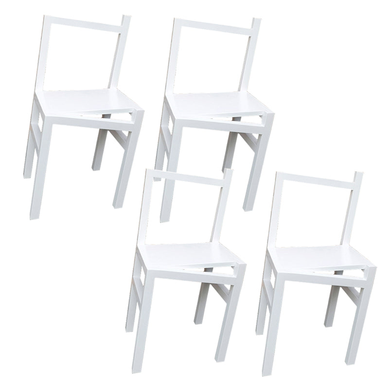 Moderne eenvoudige zijstoel houten basis aan de kant van de kant van de basis voor eetkamer