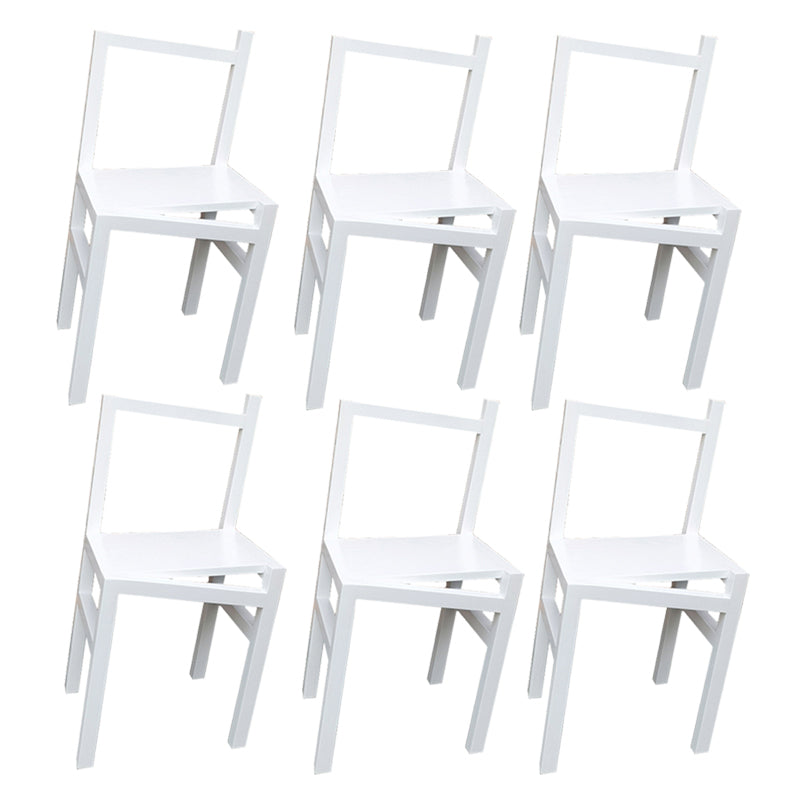 Moderne eenvoudige zijstoel houten basis aan de kant van de kant van de basis voor eetkamer