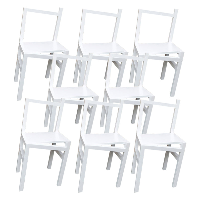 Moderne eenvoudige zijstoel houten basis aan de kant van de kant van de basis voor eetkamer