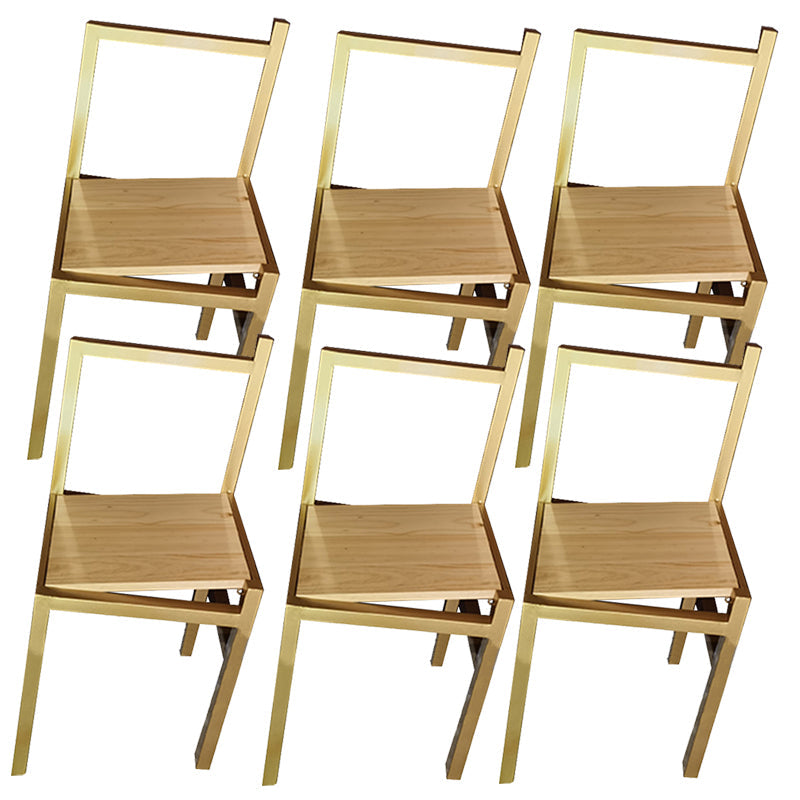 Moderne eenvoudige zijstoel houten basis aan de kant van de kant van de basis voor eetkamer