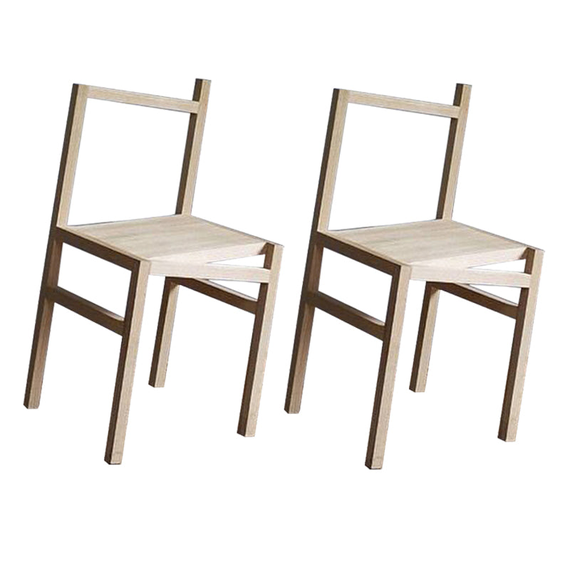 Moderne eenvoudige zijstoel houten basis aan de kant van de kant van de basis voor eetkamer