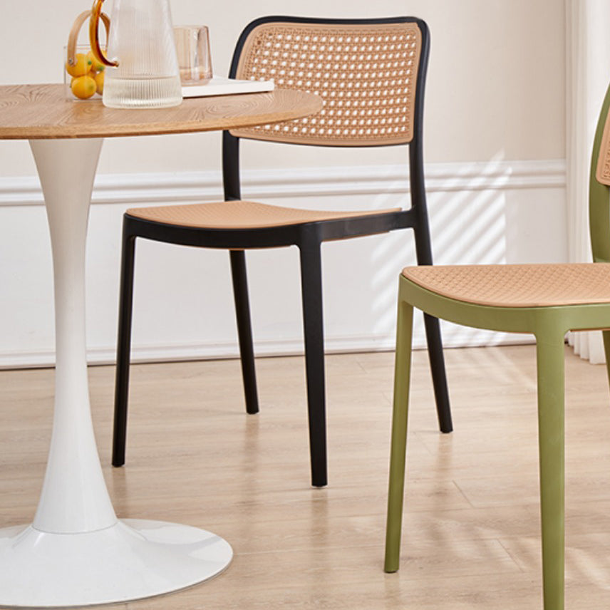 Tavolo da pranzo rotondo moderno con piano in legno naturale con base a tulipano
