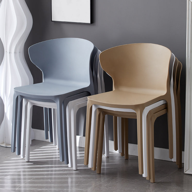 Zeitgenössischer Innenflügelback -Plastikstapelarm ohne Seitungsstuhl