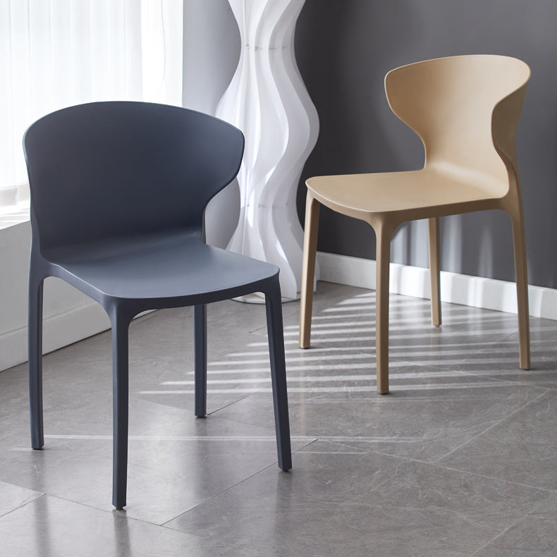 Zeitgenössischer Innenflügelback -Plastikstapelarm ohne Seitungsstuhl