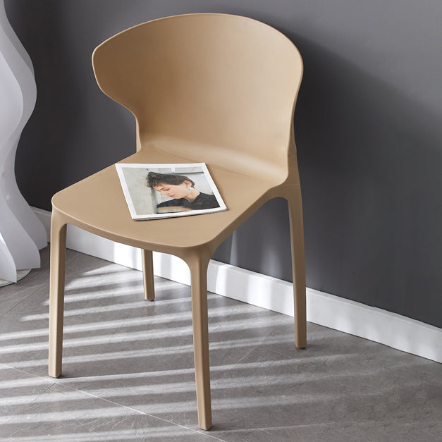 Zeitgenössischer Innenflügelback -Plastikstapelarm ohne Seitungsstuhl