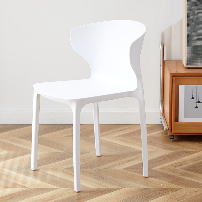 Zeitgenössischer Innenflügelback -Plastikstapelarm ohne Seitungsstuhl