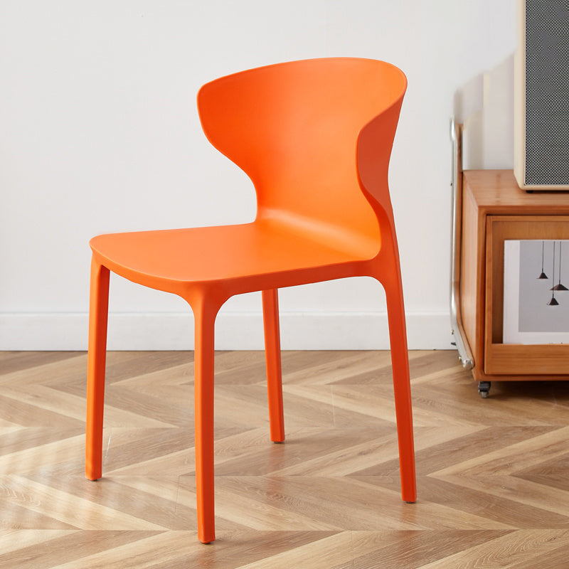 Zeitgenössischer Innenflügelback -Plastikstapelarm ohne Seitungsstuhl