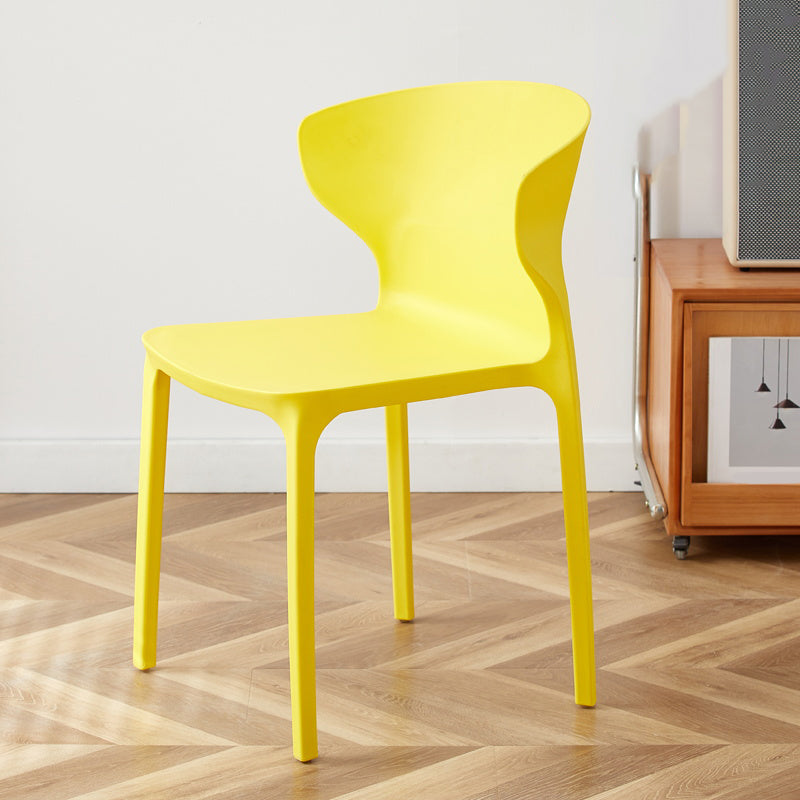 Zeitgenössischer Innenflügelback -Plastikstapelarm ohne Seitungsstuhl