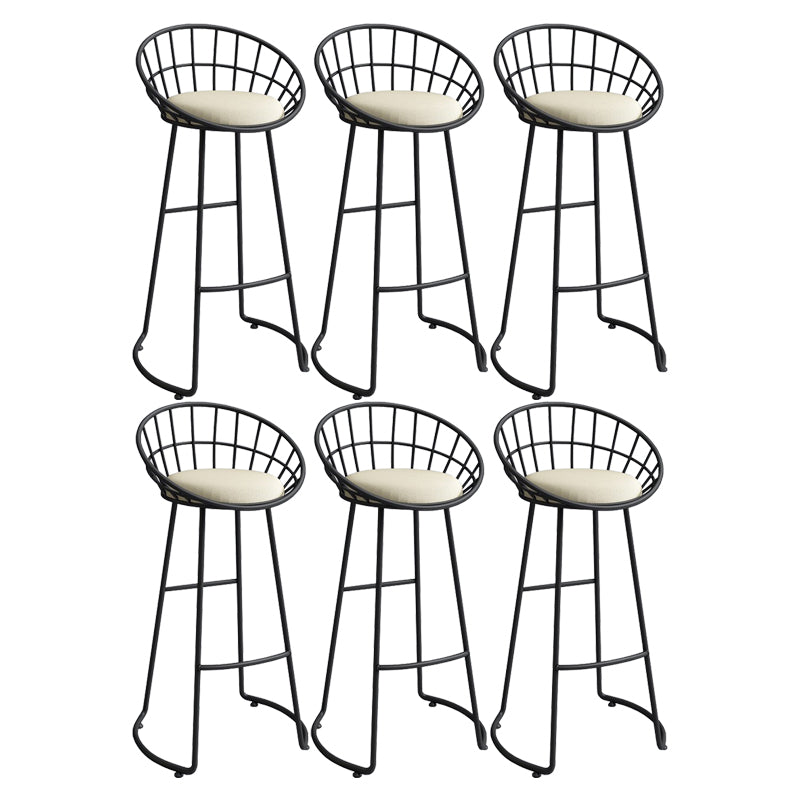 Taburetes modernos y tapizados de barra de interior con base de metal