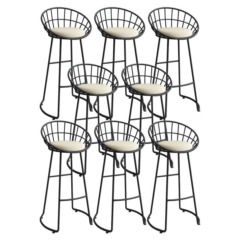 Taburetes modernos y tapizados de barra de interior con base de metal