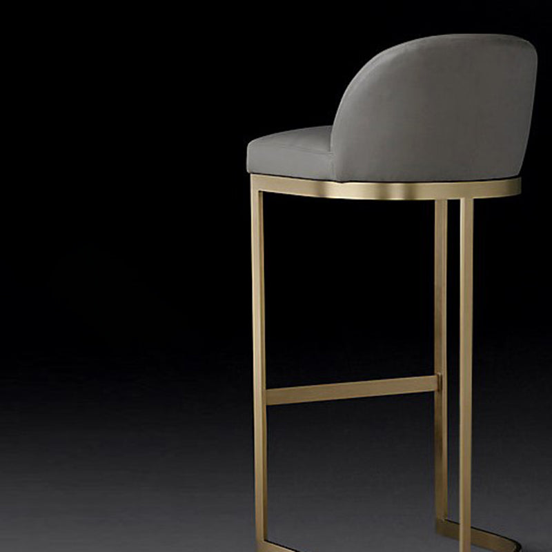 Taburetes modernos y tapizados de barra de interior con base de metal