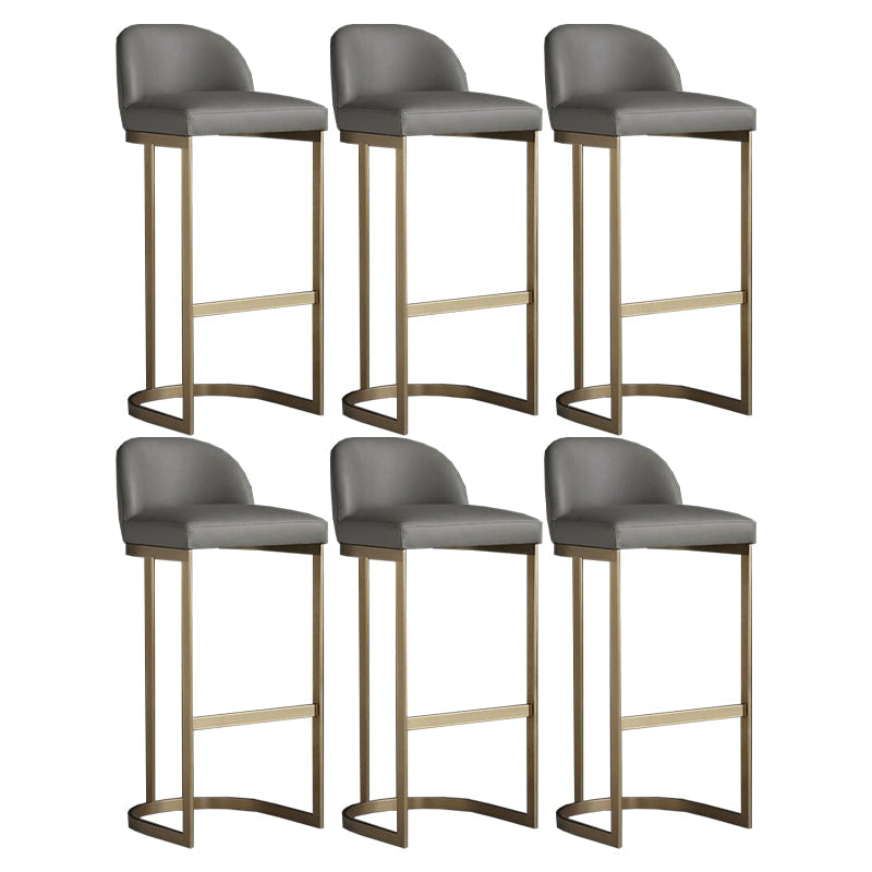 Taburetes modernos y tapizados de barra de interior con base de metal