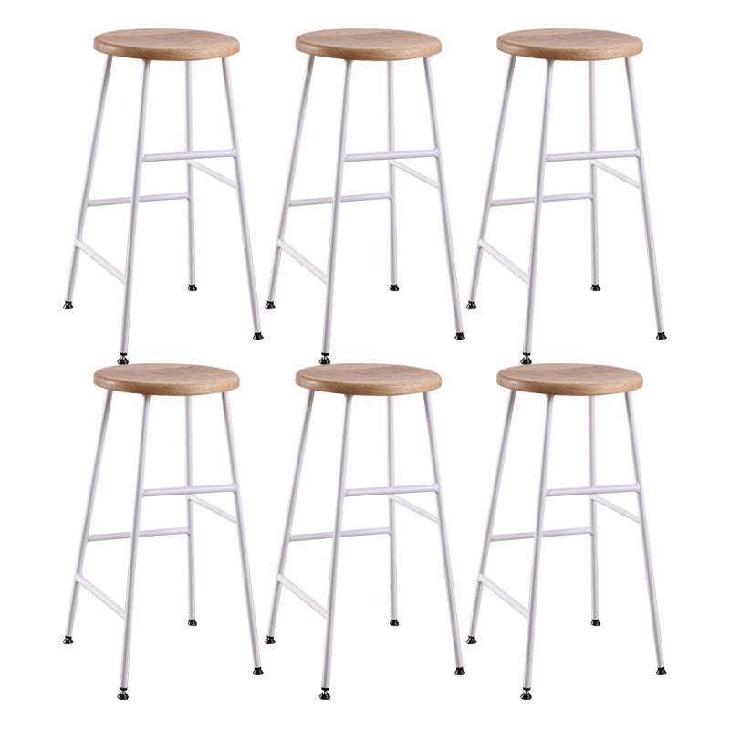 Gambe metalliche contemporanee sgabello da bar per interni in legno massiccio