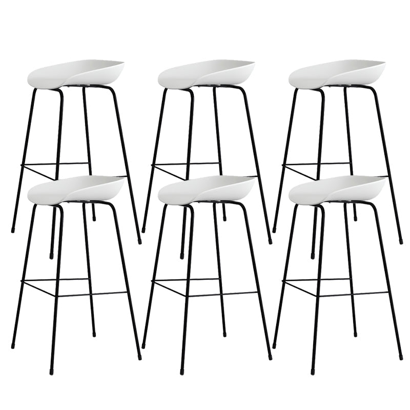 Eigentijdse woonkamer plastic lage rug barkruk met voetsteun