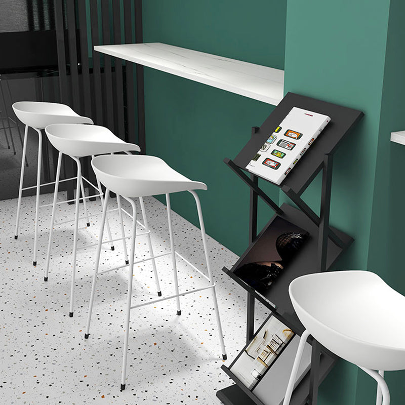 Eigentijdse woonkamer plastic lage rug barkruk met voetsteun