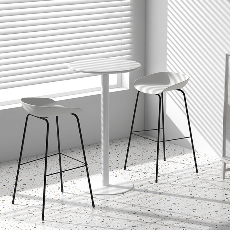 Eigentijdse woonkamer plastic lage rug barkruk met voetsteun