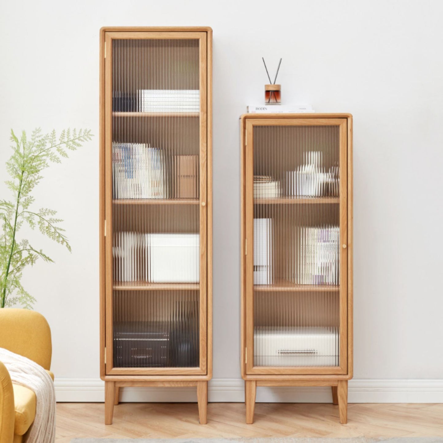 1 porte pas armoire accentuée en verre pénétré pour le salon