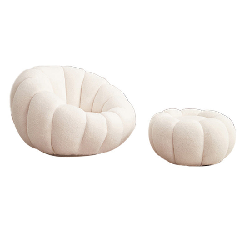 Eigentijdse papasan stoel met genaaid kussen terug en massief houten frame