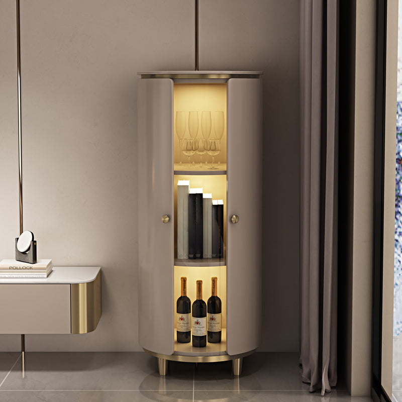 Gepolijste afwerking thuis vrijstaande wijnhouder met opslagplanken