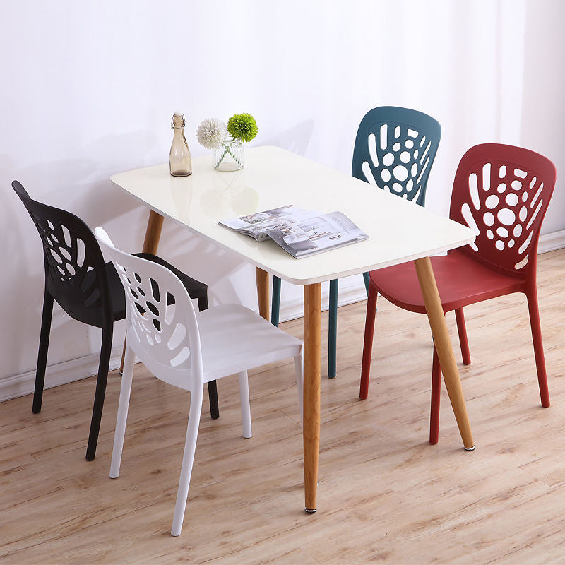 Moderne stijl zijstoel Plastic stapelbare eetkamerstoel voor eetkamer