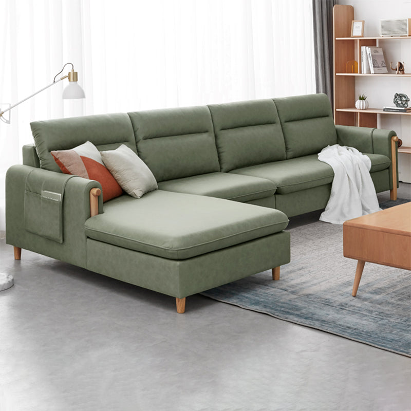 Opslag eigentijdse bank met vierkante arm en genaaid kussen terug