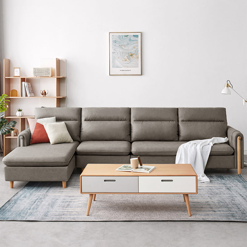 Opslag eigentijdse bank met vierkante arm en genaaid kussen terug