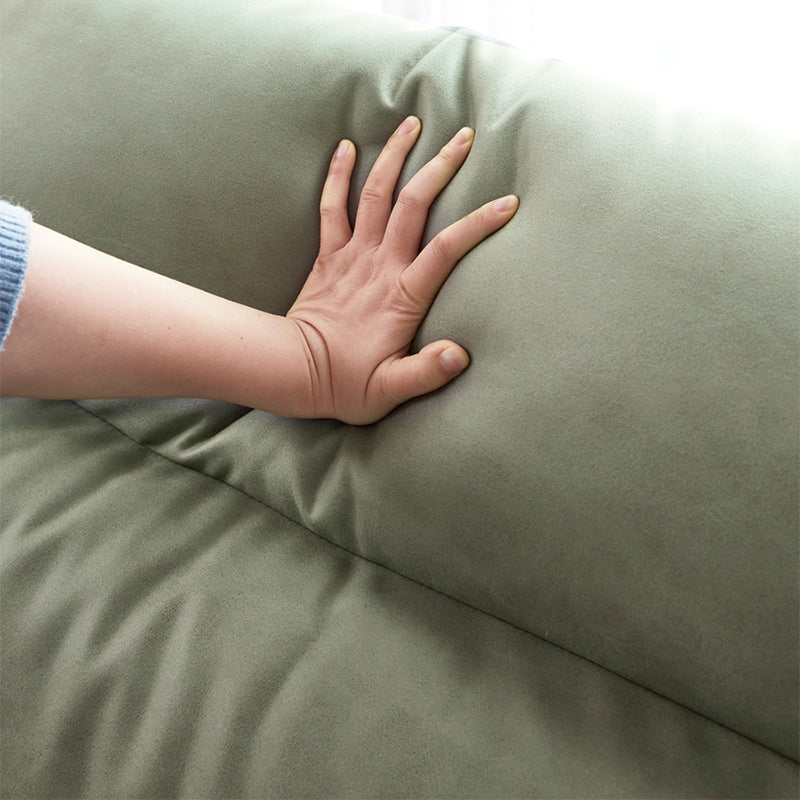 Opslag eigentijdse bank met vierkante arm en genaaid kussen terug