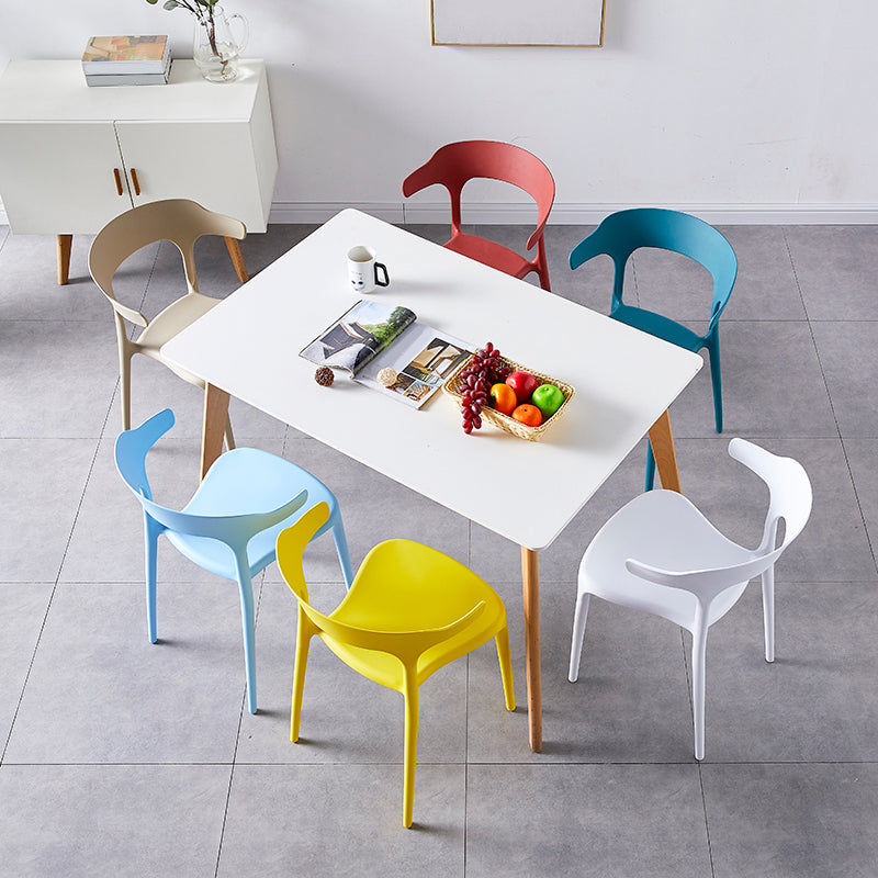 Zeitgenössischer Indoor-Außen-Plastik Open Back Stapel Dining Side Stuhl