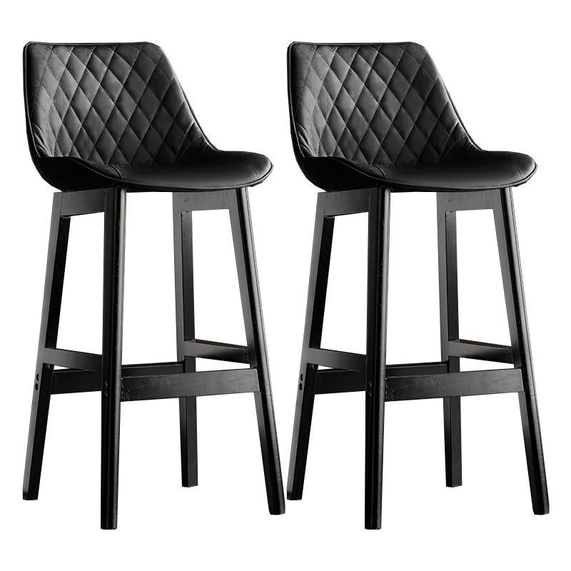 Lo sgabello di schienale in stile moderno con base in legno e cuscino in pelle