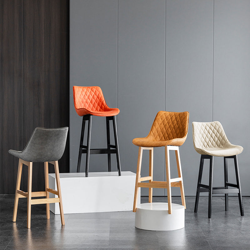 Lo sgabello di schienale in stile moderno con base in legno e cuscino in pelle