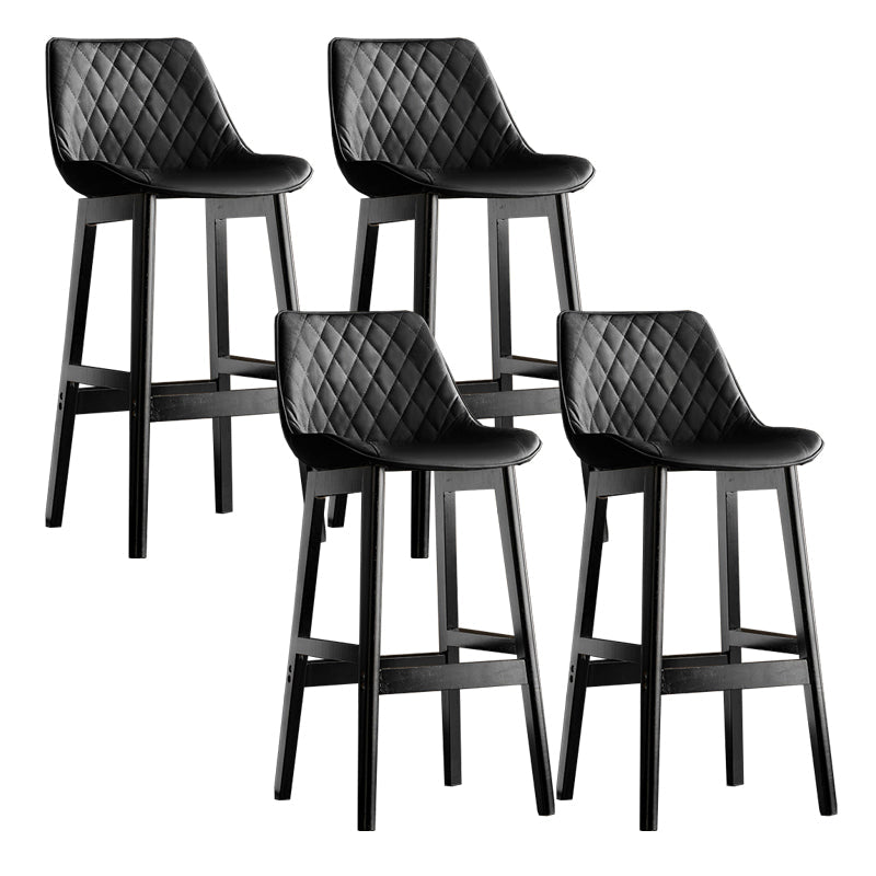 Lo sgabello di schienale in stile moderno con base in legno e cuscino in pelle