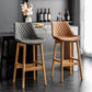 Lo sgabello di schienale in stile moderno con base in legno e cuscino in pelle