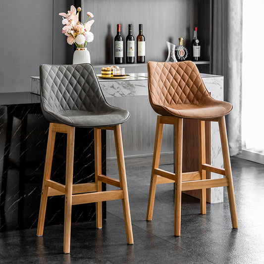 Lo sgabello di schienale in stile moderno con base in legno e cuscino in pelle