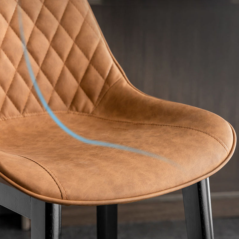 Lo sgabello di schienale in stile moderno con base in legno e cuscino in pelle