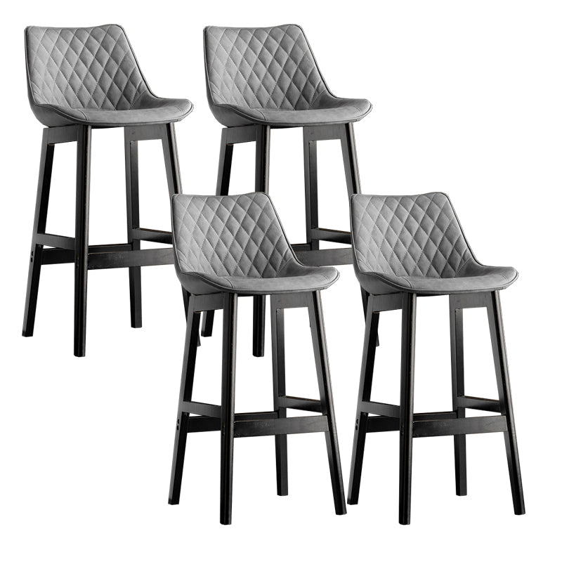 Lo sgabello di schienale in stile moderno con base in legno e cuscino in pelle