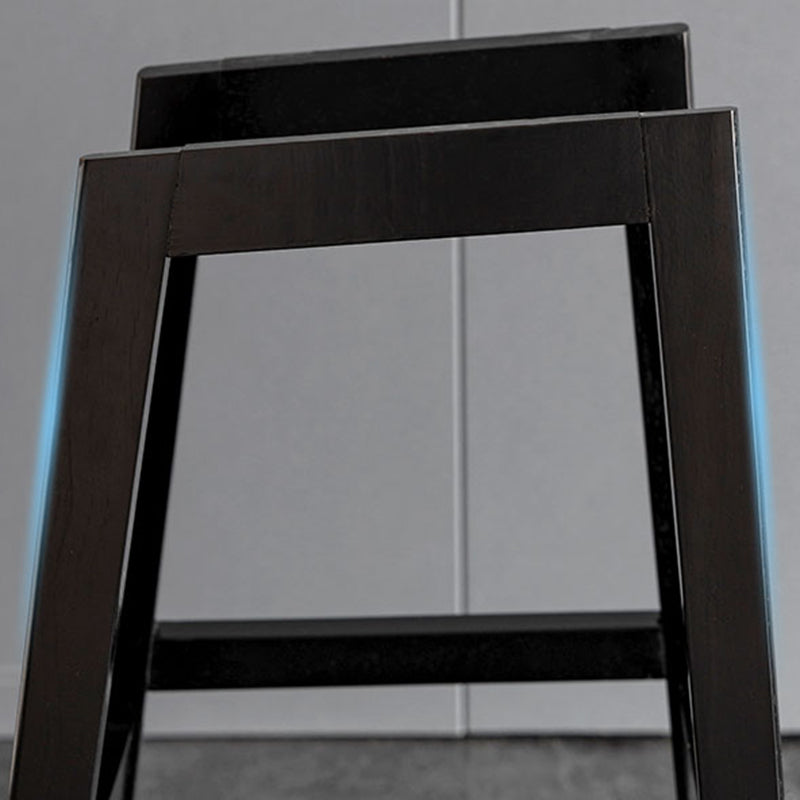 Lo sgabello di schienale in stile moderno con base in legno e cuscino in pelle