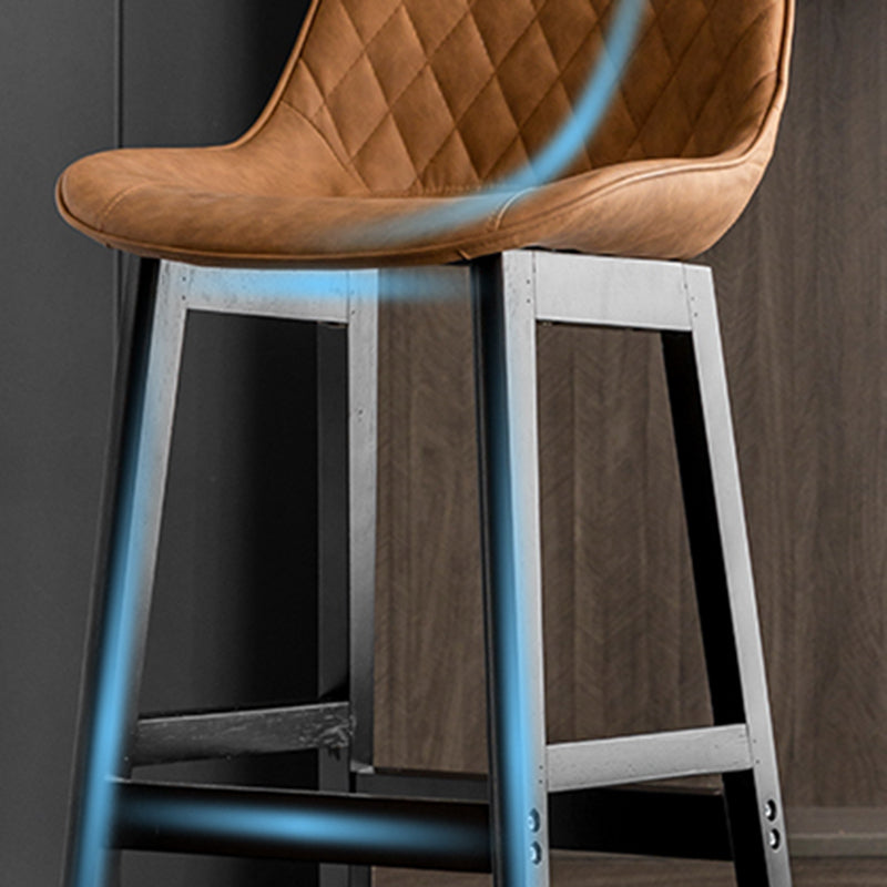 Lo sgabello di schienale in stile moderno con base in legno e cuscino in pelle