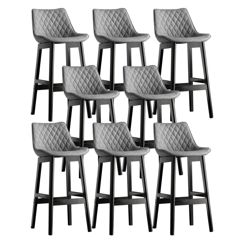 Lo sgabello di schienale in stile moderno con base in legno e cuscino in pelle