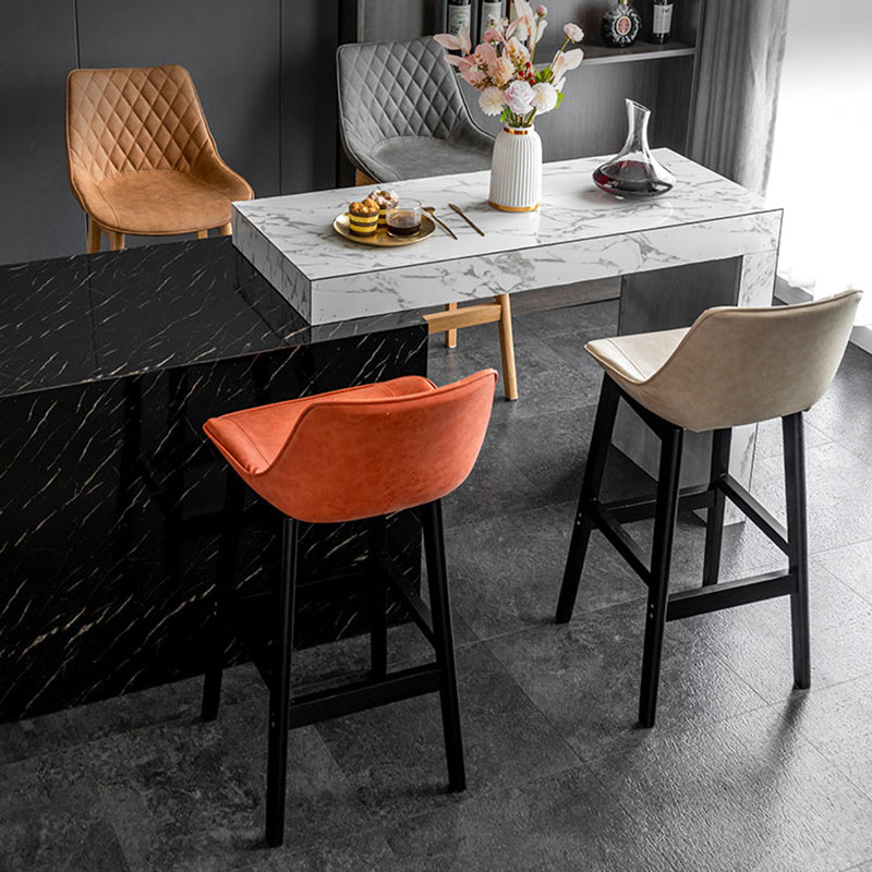 Lo sgabello di schienale in stile moderno con base in legno e cuscino in pelle