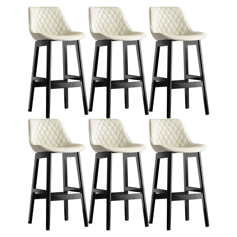 Lo sgabello di schienale in stile moderno con base in legno e cuscino in pelle