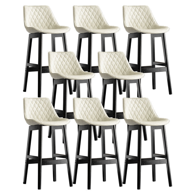 Lo sgabello di schienale in stile moderno con base in legno e cuscino in pelle