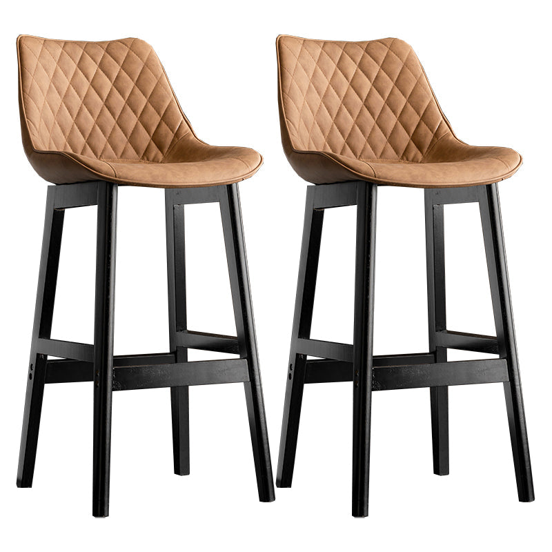 Lo sgabello di schienale in stile moderno con base in legno e cuscino in pelle